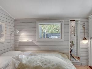 um quarto branco com uma cama e uma janela em Holiday Home Susannah - from the sea in NE Jutland by Interhome em Hals