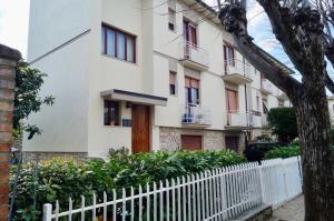een wit hek voor een gebouw bij 2-bedroom apartment in heart of Tuscany with free parking in Pomarance