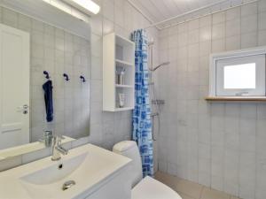 Koupelna v ubytování Holiday Home Flora - 150m from the sea by Interhome