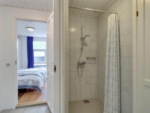 Koupelna v ubytování Holiday Home Flora - 150m from the sea by Interhome