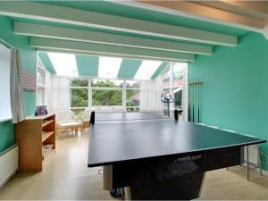 Stolní tenis v ubytování Holiday Home Flora - 150m from the sea by Interhome nebo okolí