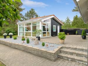 Zahrada ubytování Holiday Home Flora - 150m from the sea by Interhome