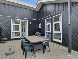 Patio nebo venkovní prostory v ubytování Holiday Home Flora - 150m from the sea by Interhome