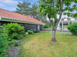 Zahrada ubytování Holiday Home Flora - 150m from the sea by Interhome