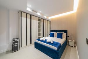 een slaapkamer met een blauw bed met blauwe kussens bij Luxury City Centre in Alicante