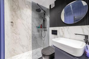 een badkamer met een wastafel en een douche bij Luxury City Centre in Alicante +22 foto's