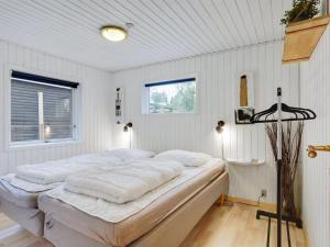 Postel nebo postele na pokoji v ubytování Holiday Home Sampo - 1-3km from the sea in NE Jutland by Interhome