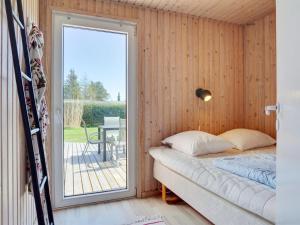 Postel nebo postele na pokoji v ubytování Holiday Home Yorick - 1km from the sea by Interhome
