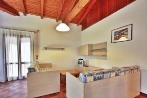 リニャーノ・サッビアドーロにあるVilla Whiteのキッチン、リビングルーム(テーブル、椅子付)