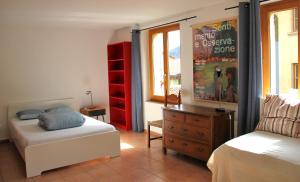 - une chambre avec un lit, une commode et un lit dans l'établissement Casa al Sasso, à Bedigliora