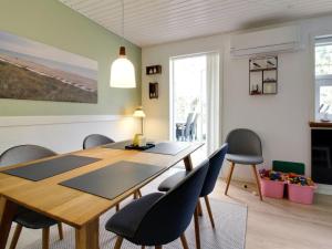 Posezení v ubytování Apartment Oddi - 900m from the sea by Interhome