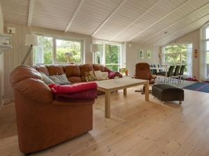 uma sala de estar com um sofá e uma mesa em Holiday Home Ublid - 1-6km from the sea in NE Jutland by Interhome em Hals