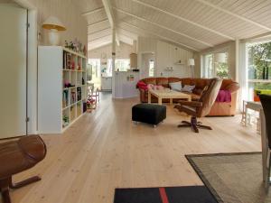 uma sala de estar com um sofá e uma mesa em Holiday Home Ublid - 1-6km from the sea in NE Jutland by Interhome em Hals