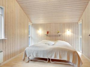 Postel nebo postele na pokoji v ubytování Holiday Home Luzian - 250m from the sea in NE Jutland by Interhome