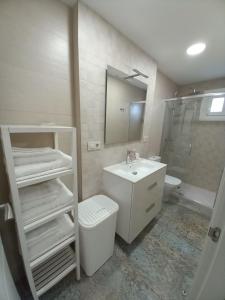 VigoB Apto en el centro al lado CorteIngles في فيغو: حمام مع حوض ومرحاض ومرآة