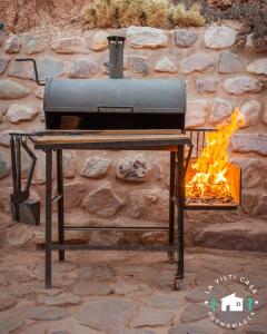 einem Grill auf einem Tisch mit Kamin in der Unterkunft La Vilti casa de Purmamarca in Purmamarca