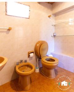 ein Badezimmer mit Toilette und Waschbecken in der Unterkunft La Vilti casa de Purmamarca in Purmamarca + 3 Fotos