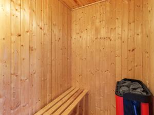 een houten sauna met een vuilnisbak bij Holiday Home Clari - 500m from the sea in NE Jutland by Interhome in Hals