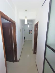 un couloir avec deux portes et un couloir avec un couloir dans l'établissement Departamentos en Edificio Acrebol Santa Cruz, à Santa Cruz de la Sierra