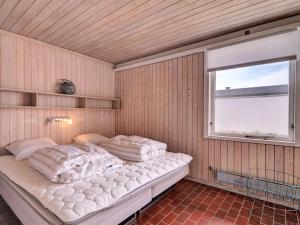 Postel nebo postele na pokoji v ubytování Holiday Home Kaja - 400m from the sea in NW Jutland by Interhome