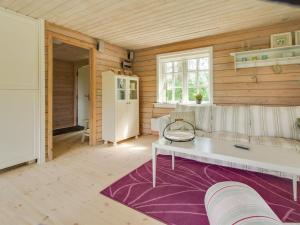 ein Wohnzimmer mit einem Sofa und einem Tisch in der Unterkunft Holiday Home Gaetana - 1-6km from the sea in NE Jutland by Interhome in Hals