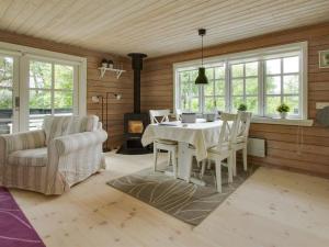 ein Esszimmer mit einem weißen Tisch und Stühlen in der Unterkunft Holiday Home Gaetana - 1-6km from the sea in NE Jutland by Interhome in Hals