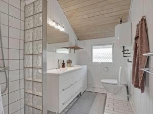 Koupelna v ubytování Holiday Home Wigil - 800m from the sea in NE Jutland by Interhome