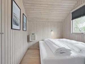 Postel nebo postele na pokoji v ubytování Holiday Home Wigil - 800m from the sea in NE Jutland by Interhome