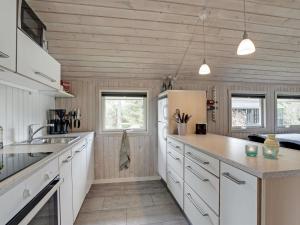 Kuchyň nebo kuchyňský kout v ubytování Holiday Home Wigil - 800m from the sea in NE Jutland by Interhome