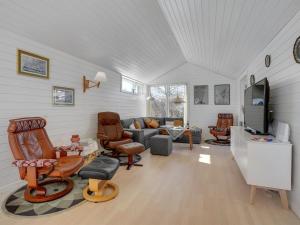 TV a/nebo společenská místnost v ubytování Holiday Home Fredrikke - 50m from the sea by Interhome