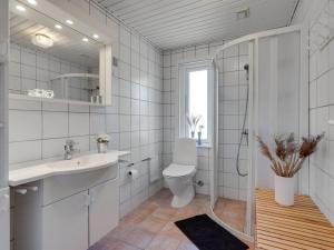 Koupelna v ubytování Holiday Home Fredrikke - 50m from the sea by Interhome + 11 fotografií