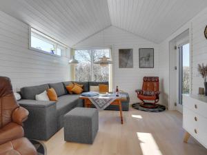 Posezení v ubytování Holiday Home Fredrikke - 50m from the sea by Interhome