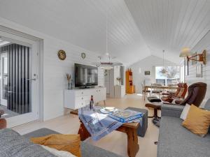 Posezení v ubytování Holiday Home Fredrikke - 50m from the sea by Interhome
