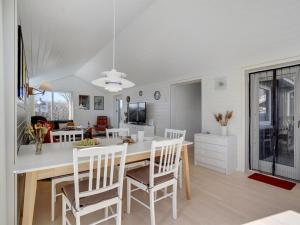Kuchyň nebo kuchyňský kout v ubytování Holiday Home Fredrikke - 50m from the sea by Interhome