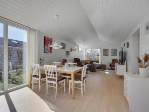 Posezení v ubytování Holiday Home Fredrikke - 50m from the sea by Interhome