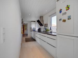 Kuchyň nebo kuchyňský kout v ubytování Holiday Home Fredrikke - 50m from the sea by Interhome