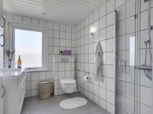 Koupelna v ubytování Holiday Home Fredrikke - 50m from the sea by Interhome