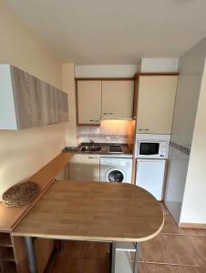 Kuchyň nebo kuchyňský kout v ubytování Apartamento Portosin con piscina al lado de la playa