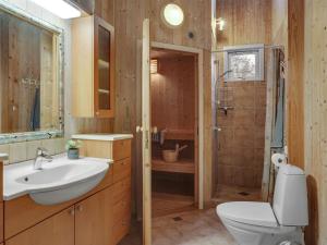 La salle de bains est pourvue d'un lavabo, de toilettes et d'une douche. dans l'établissement Holiday Home Annestine - 50m from the sea in NE Jutland by Interhome, à Hals