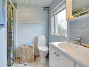 Koupelna v ubytování Holiday Home Lenard - 400m from the sea in NE Jutland by Interhome
