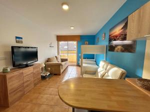 TV a/nebo společenská místnost v ubytování Apartamento Portosin con piscina al lado de la playa