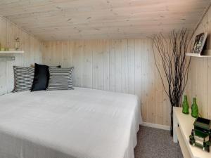 Postel nebo postele na pokoji v ubytování Holiday Home Ilina - 400m from the sea in NE Jutland by Interhome