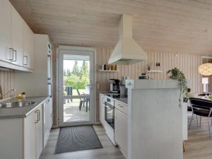 Kuchyň nebo kuchyňský kout v ubytování Holiday Home Ilina - 400m from the sea in NE Jutland by Interhome
