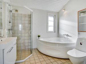 Koupelna v ubytování Holiday Home Zaharinka - 300m from the sea in NW Jutland by Interhome