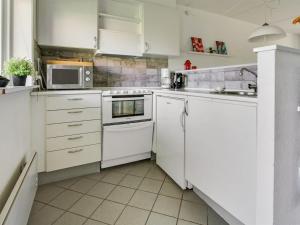 Кухня или мини-кухня в Apartment Osfrid - 100m from the sea in NE Jutland by Interhome

