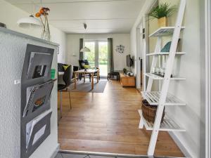 uma sala de estar com uma prateleira branca em Apartment Osfrid - 100m from the sea in NE Jutland by Interhome em Hals