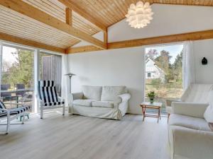 Posezení v ubytování Holiday Home Thomine - 200m from the sea by Interhome