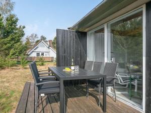Patio nebo venkovní prostory v ubytování Holiday Home Thomine - 200m from the sea by Interhome