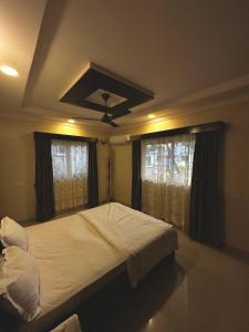 En eller flere senge i et værelse på Luxurious 3-bedroom bungalow by the beach