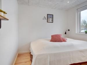 - une chambre avec un lit blanc et une fenêtre dans l'établissement Holiday Home Jurien - 450m from the sea in NE Jutland by Interhome, à Hals